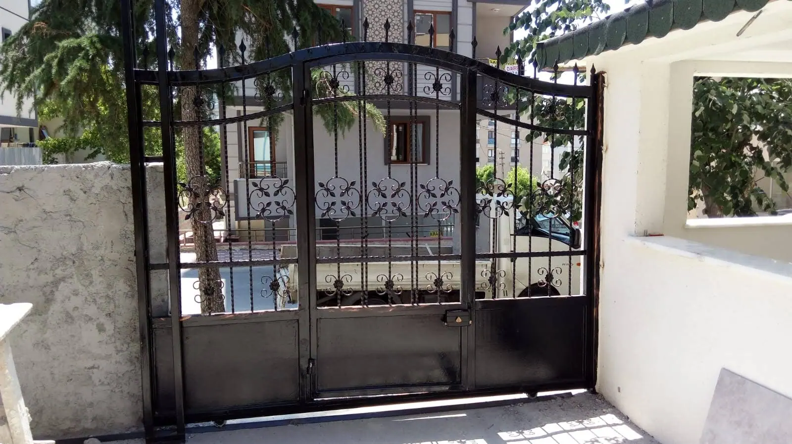 Apartman bahçesine monte edilmiş kemerli ferforje giriş kapısı