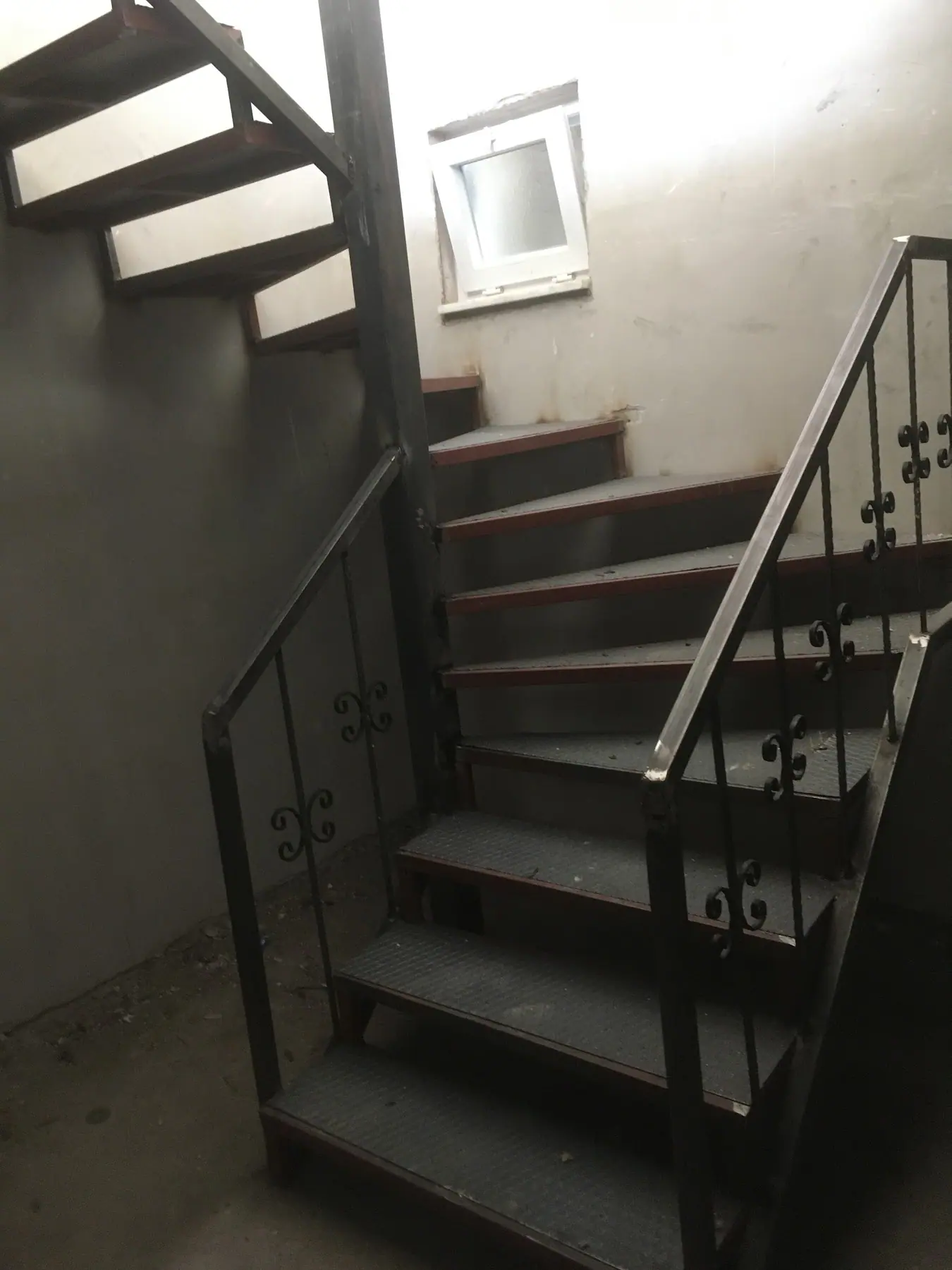 Apartman iç merdivenine yapılmış düz hatlı metal korkuluk