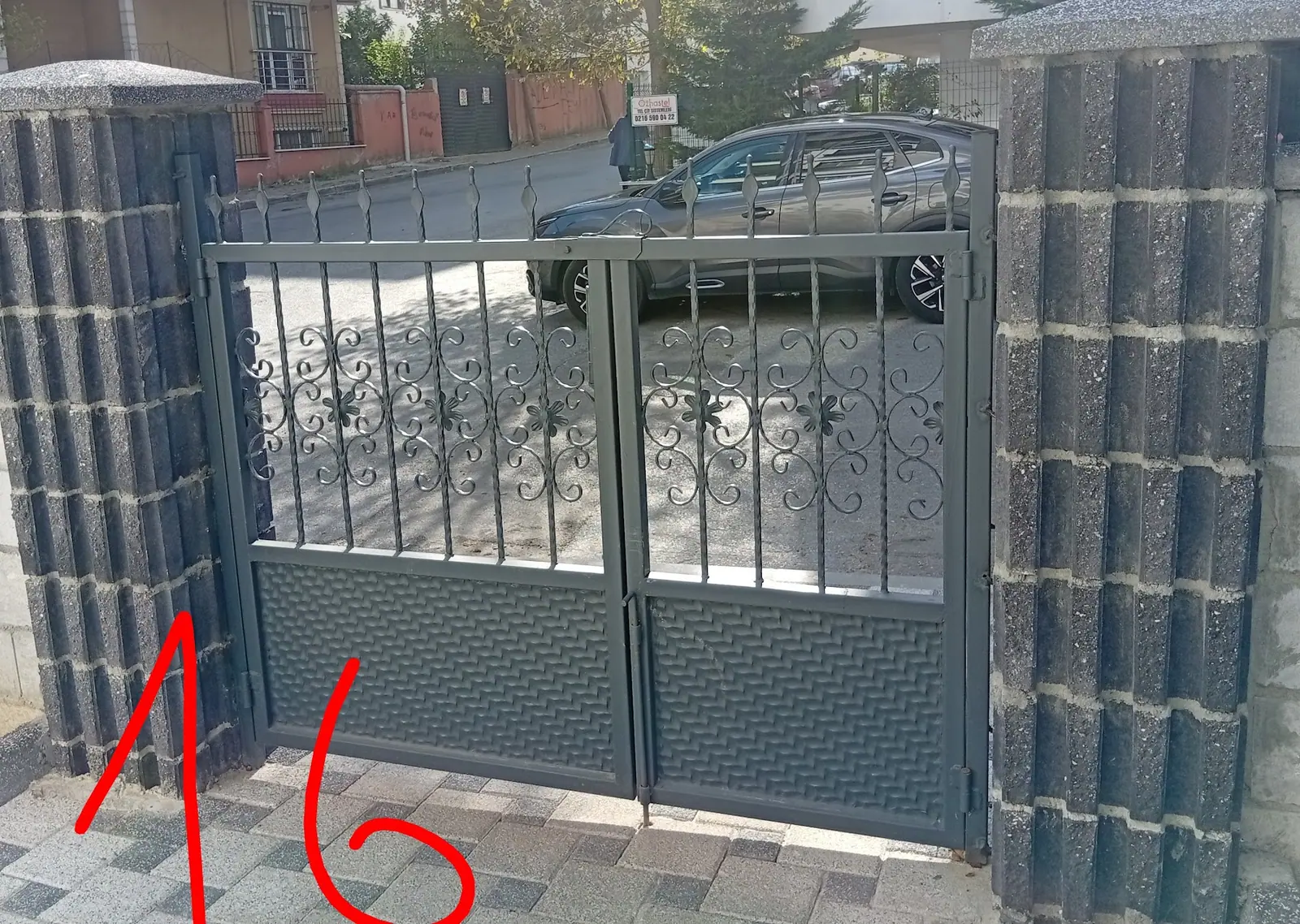 Atölyede yan yana dizilmiş ferforje bahçe kapısı ve dekoratif panel üretimi