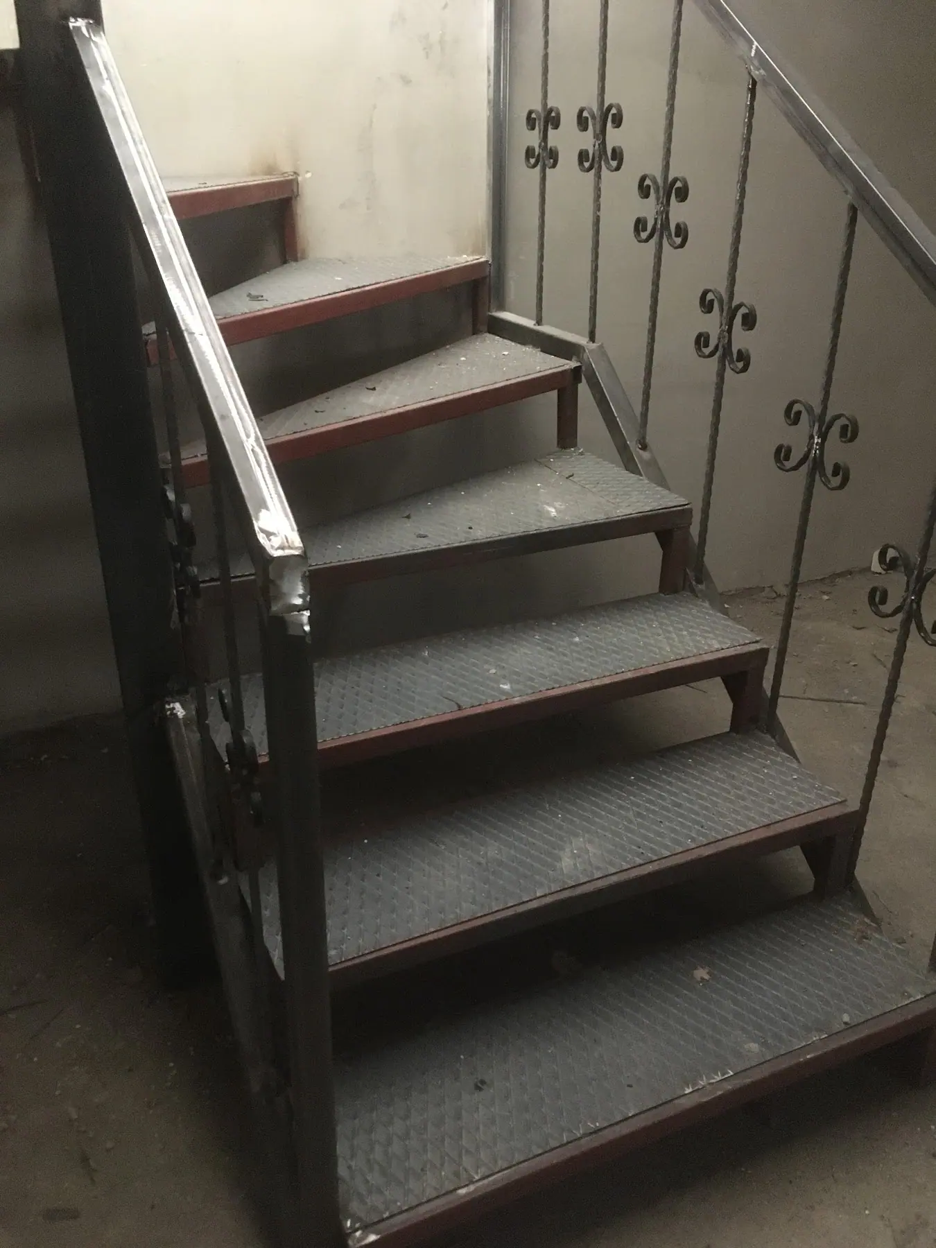 Beton merdivene monte edilmiş ferforje süslemeli iç merdiven korkuluğu