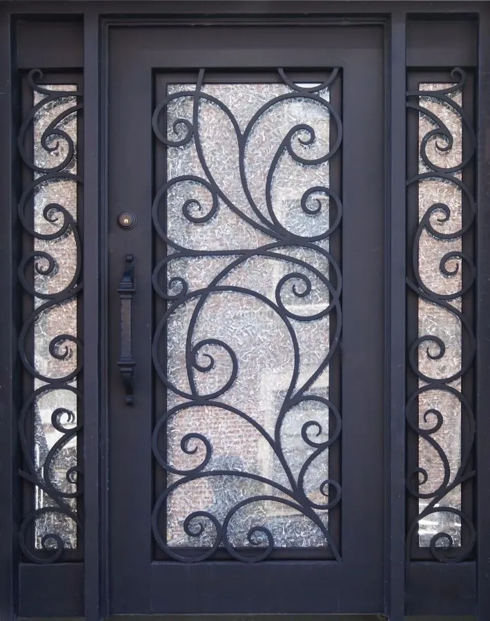 Villa girişine takılmış, camlı ve yoğun ferforje işlemeli çelik giriş kapısı