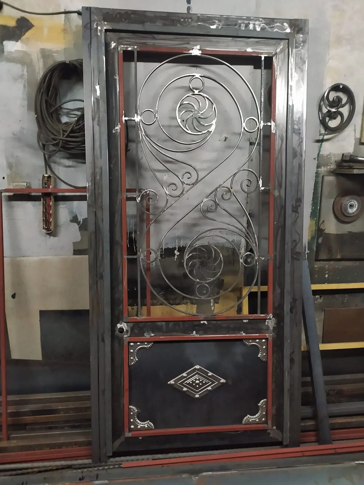 Kabartma desen ve dikey camlı detayla üretilmiş çelik daire giriş kapısı