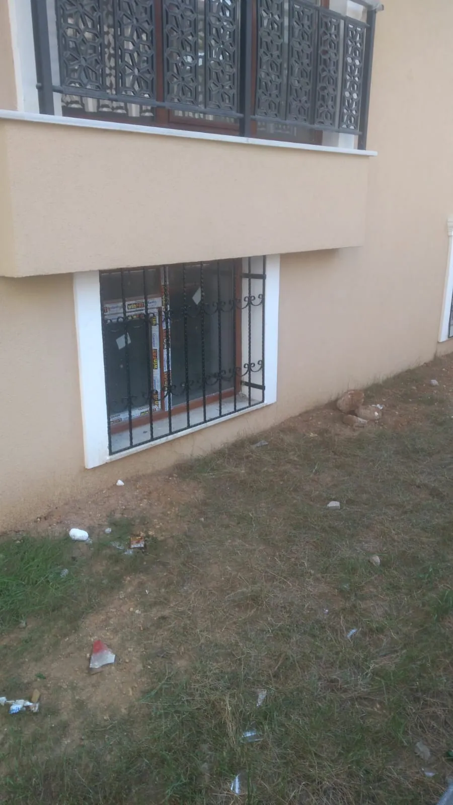 Yeni binanın dış cephesine monte edilmiş pencere korkulukları