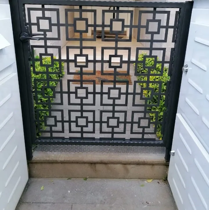Modern geometrik desenli, bitki nişli avlu giriş kapısı
