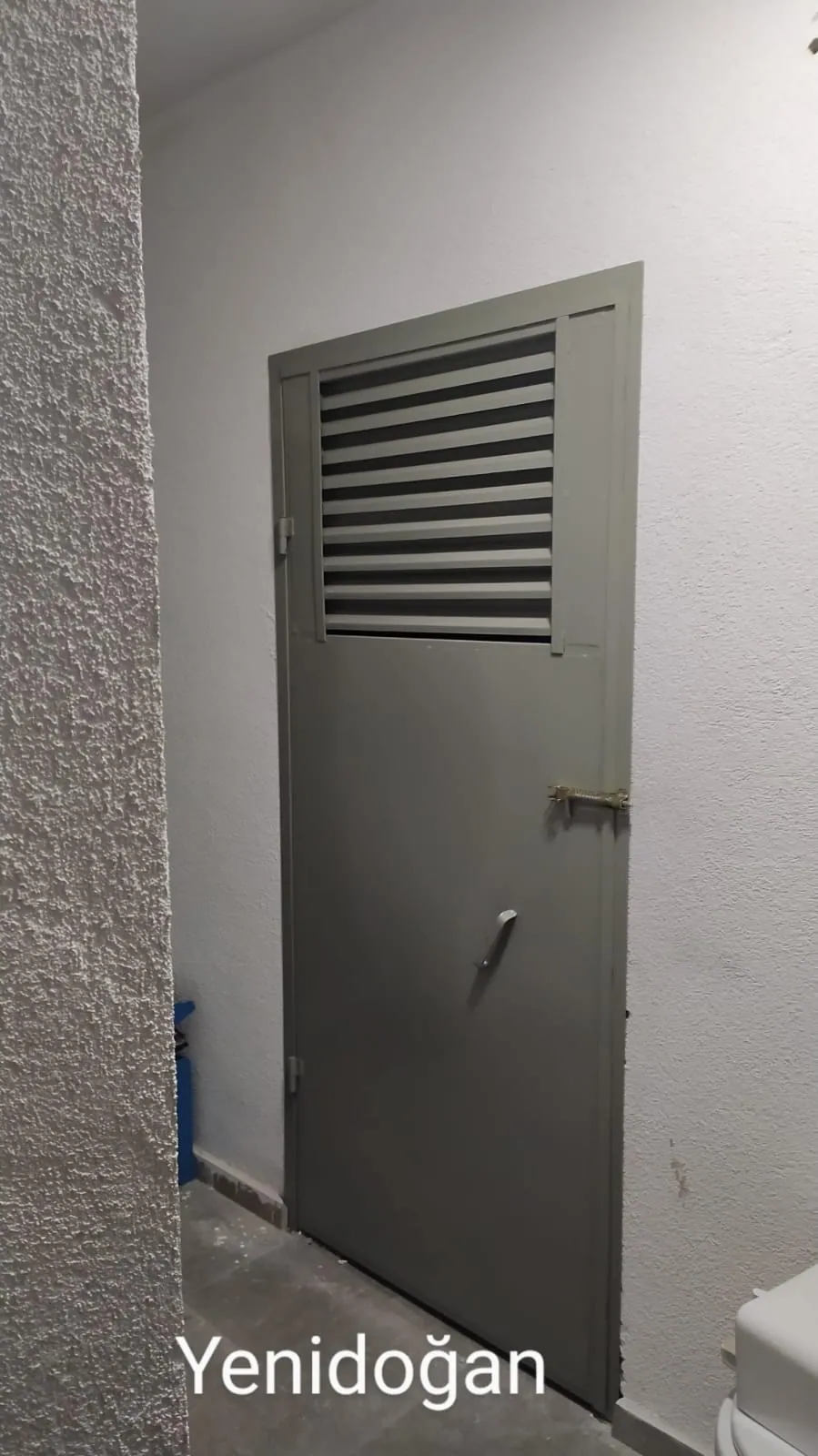 Havalandırma ızgaralı gri çelik teknik oda kapısı