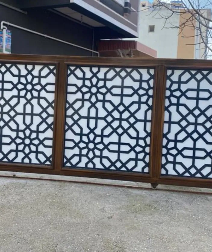 Teras korkuluğu olarak kullanılan lazer kesim geometrik dekoratif panel
