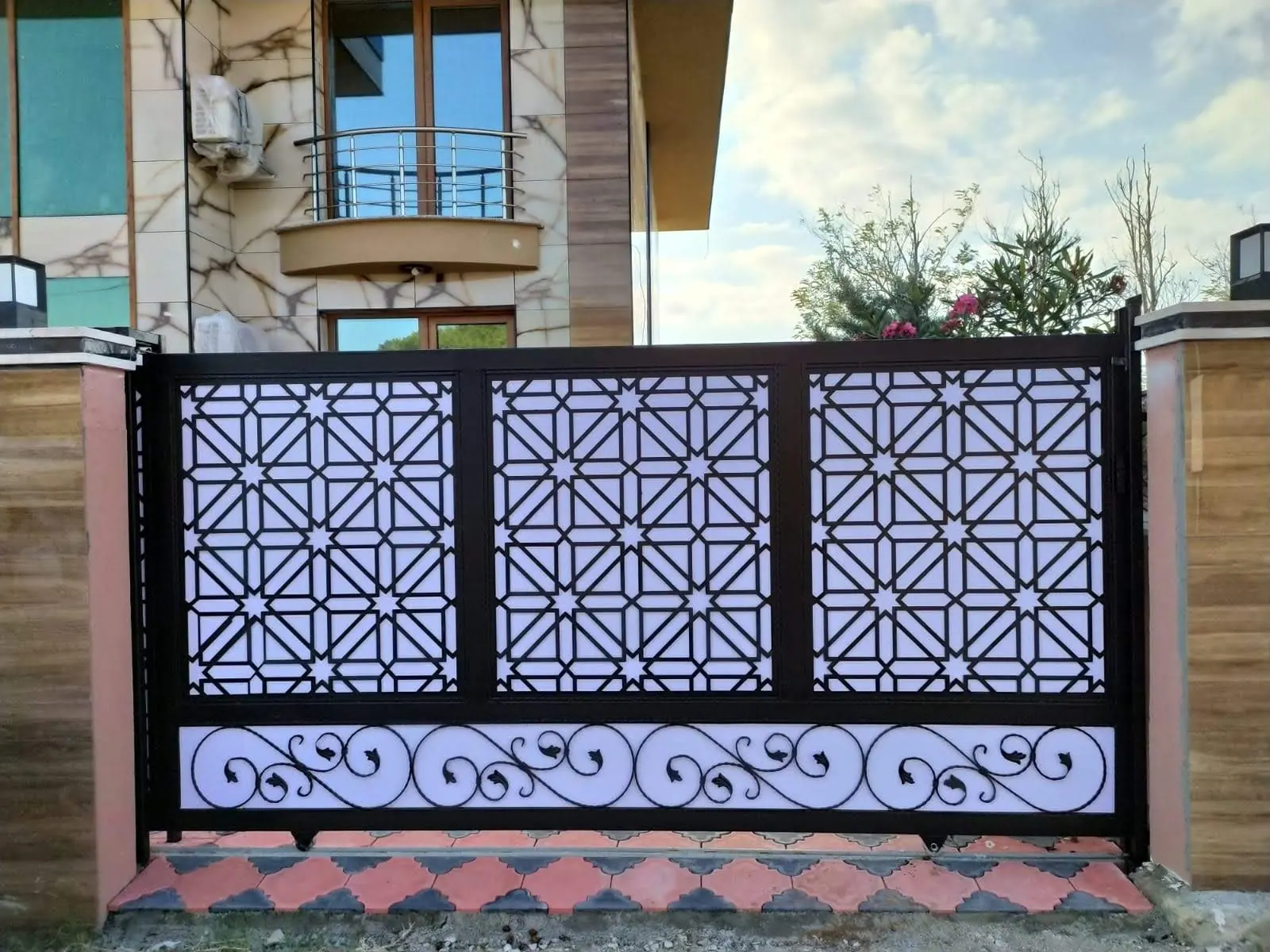 Lazer kesim geometrik panelli, bronz vurgulu balkon korkuluğu
