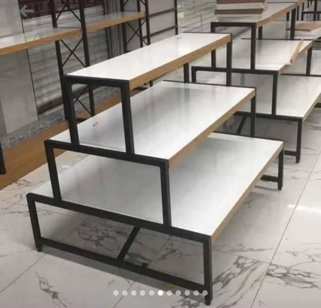Mağaza için üretilmiş, siyah metal iskeletli üç raflı teşhir ünitesi