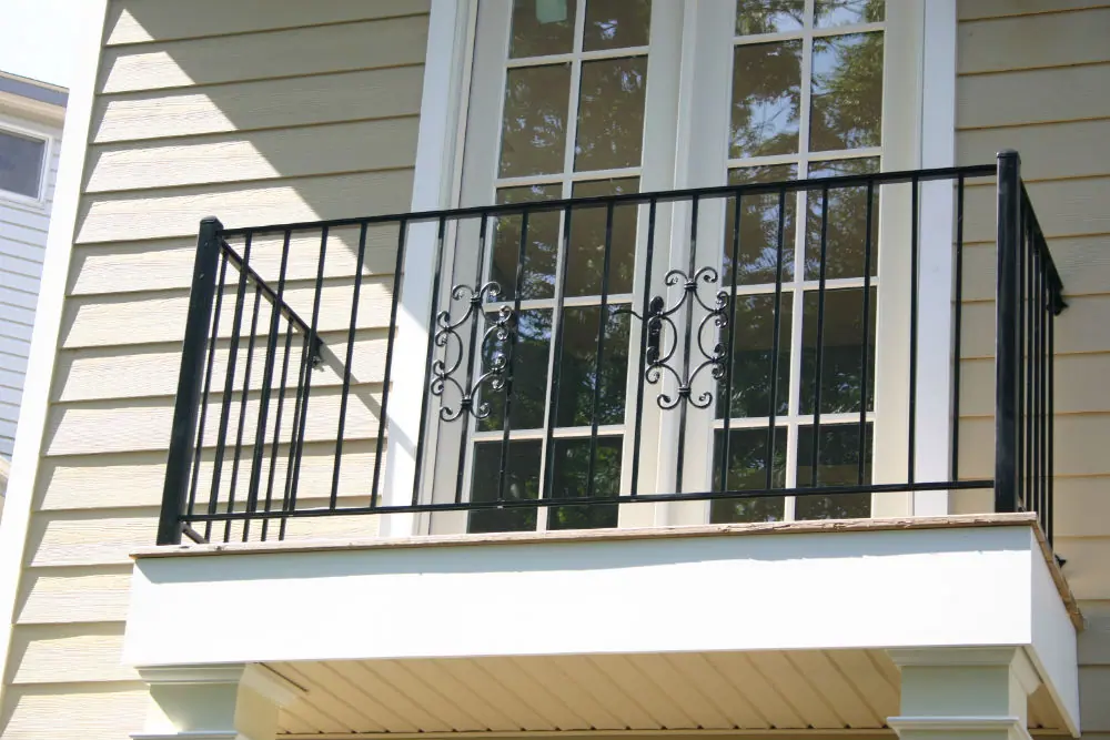 Sade dikey dikmeli, minimal tasarımlı modern balkon korkuluğu