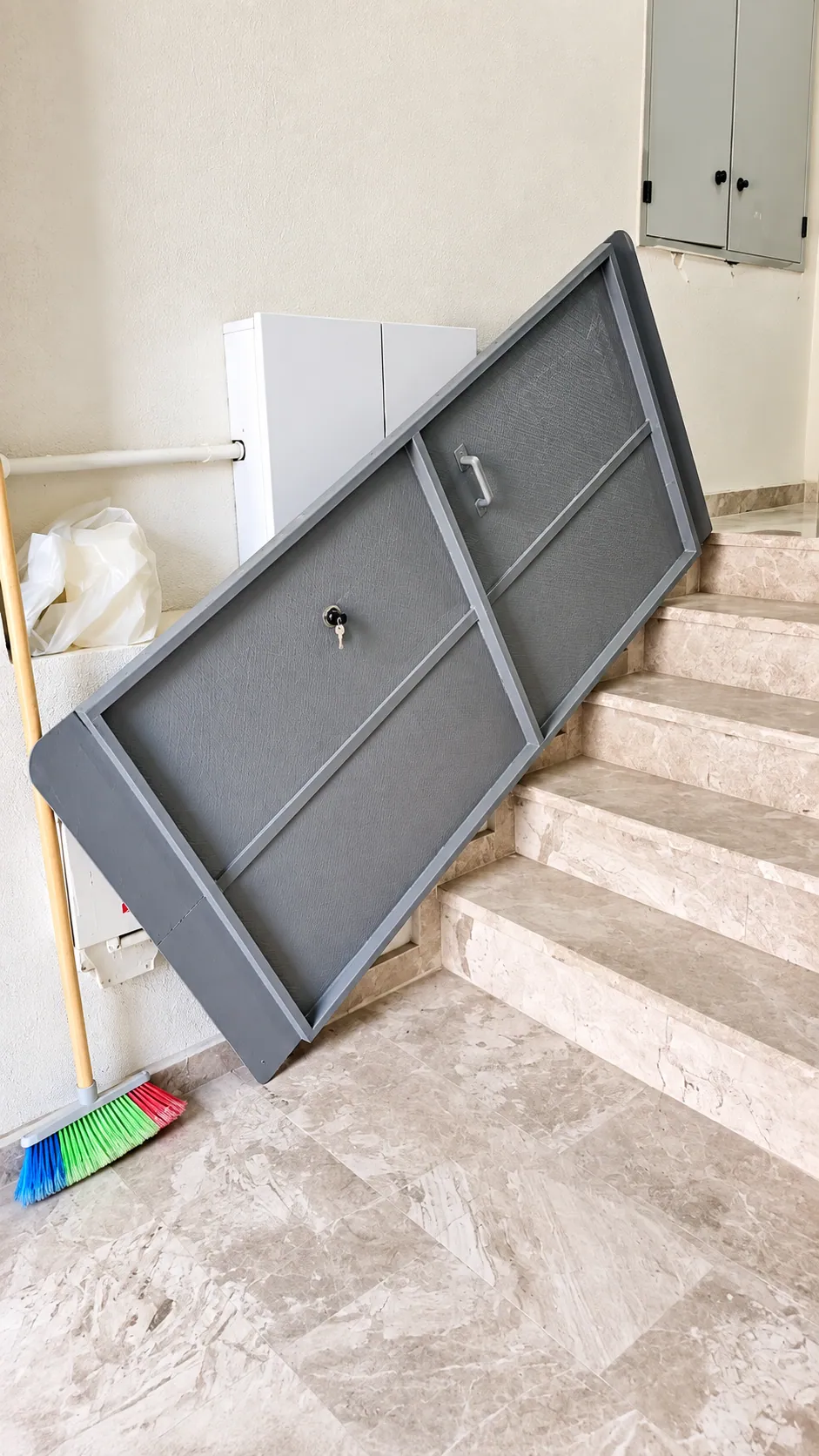 Bina içine taşınmış, montajı bekleyen metal rampa ve korkuluk takımı