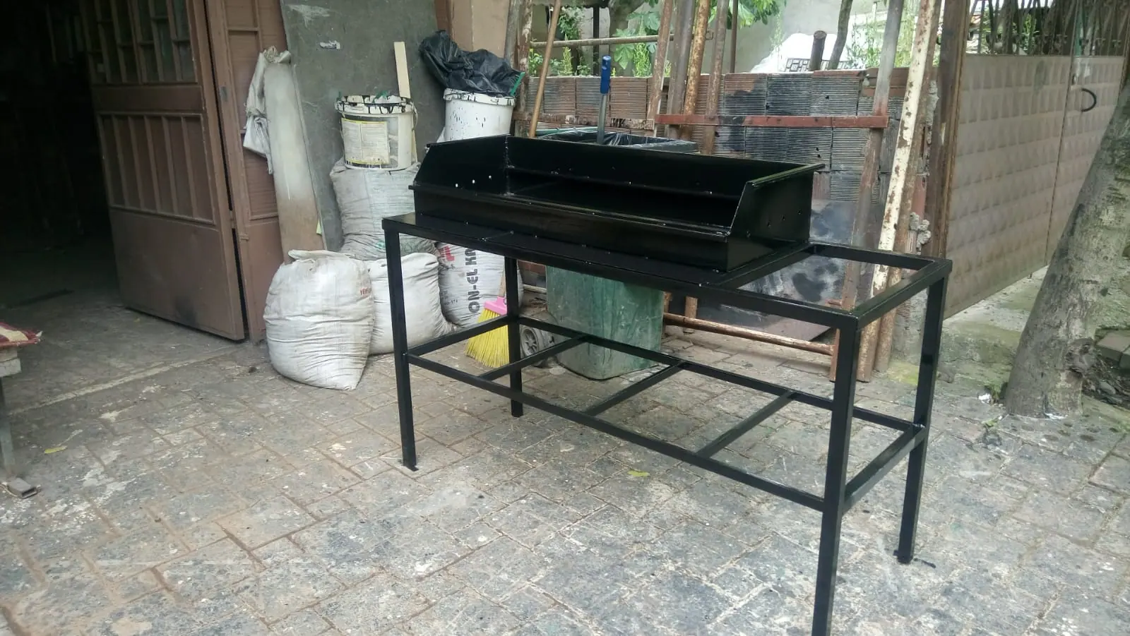 Bahçe için üretilmiş, raflı metal gövdeli özel imalat mangal ünitesi