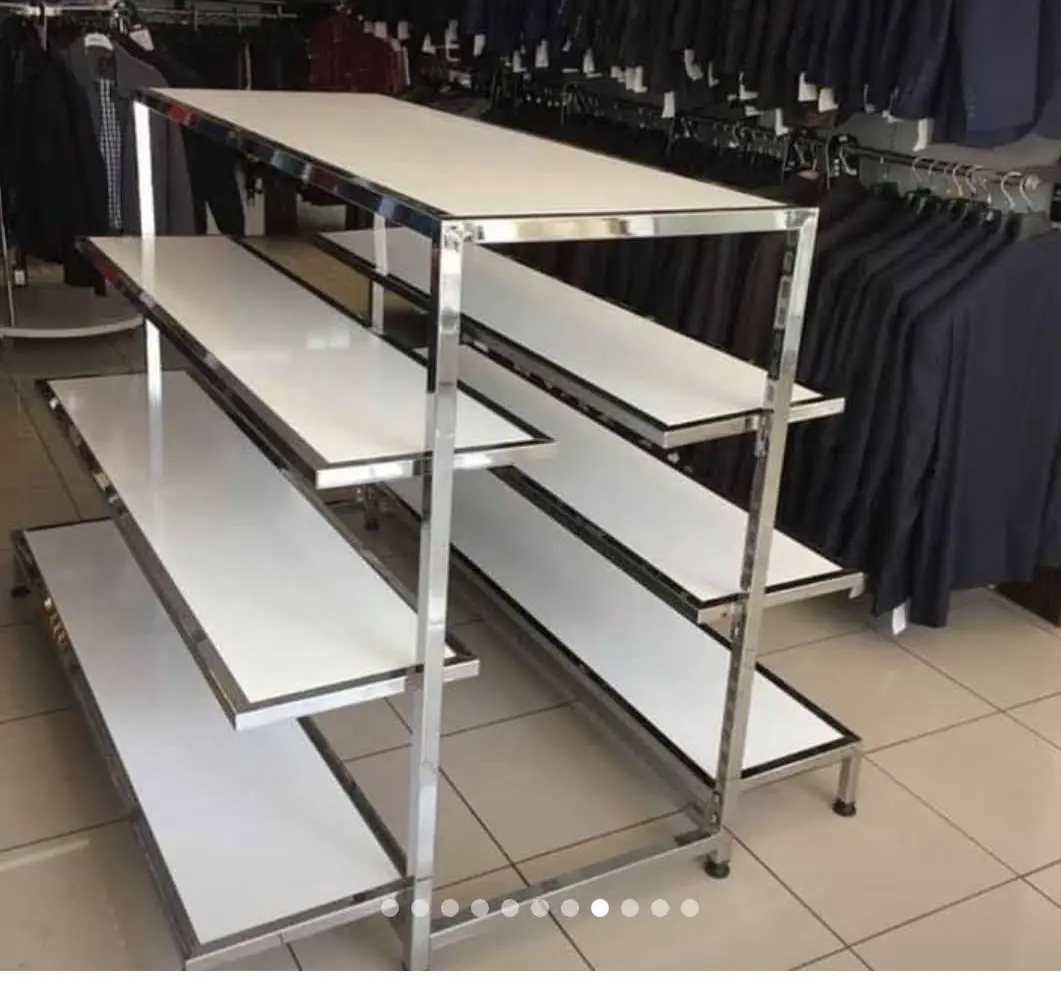 Beyaz raflı, metal gövdeli özel imalat mağaza teşhir ünitesi