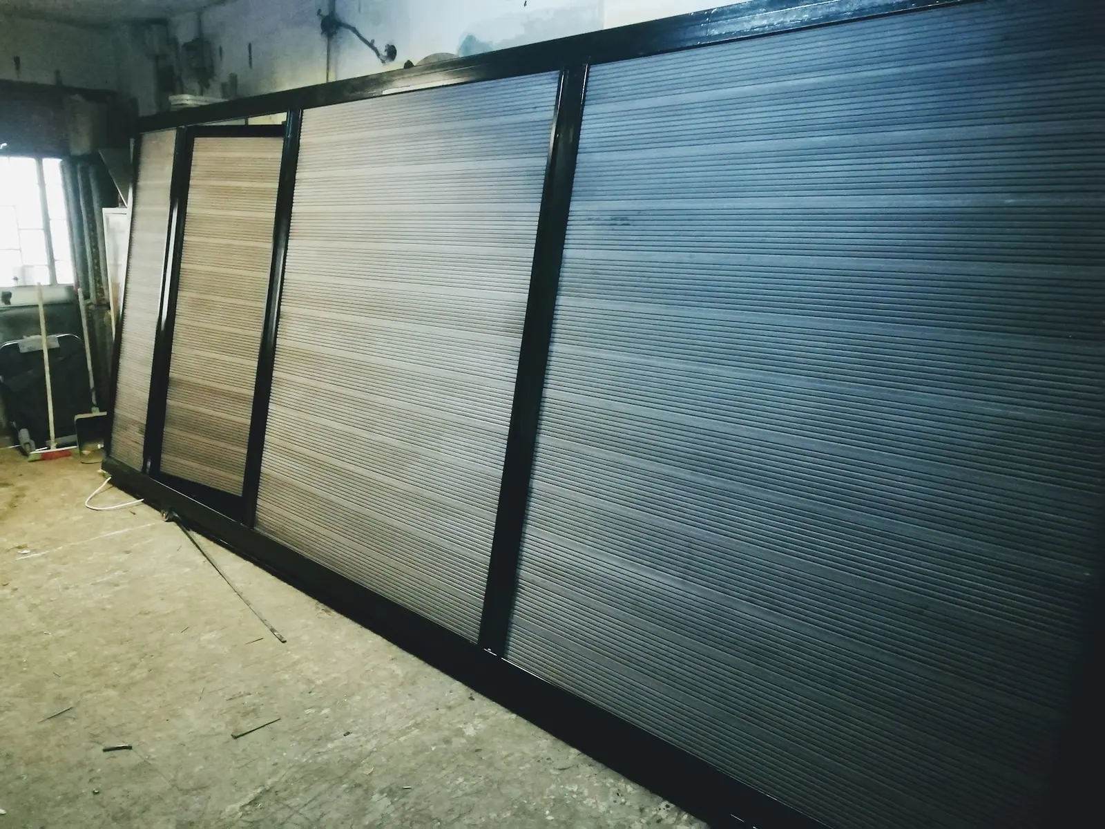Yatay lamelli, geniş açıklıklı modern bahçe giriş kapısı